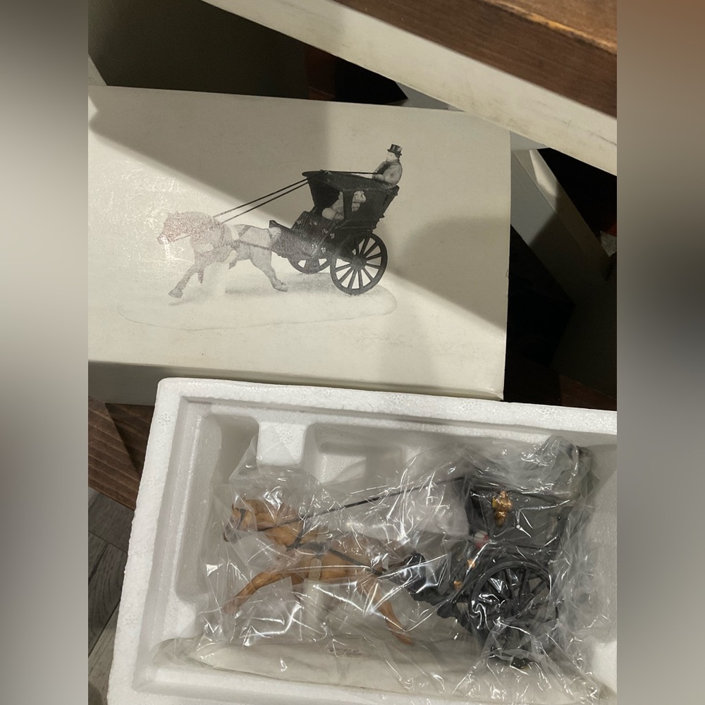 Dept 56 kings road cab Horse-Drawn‎ Carriage Figurine new